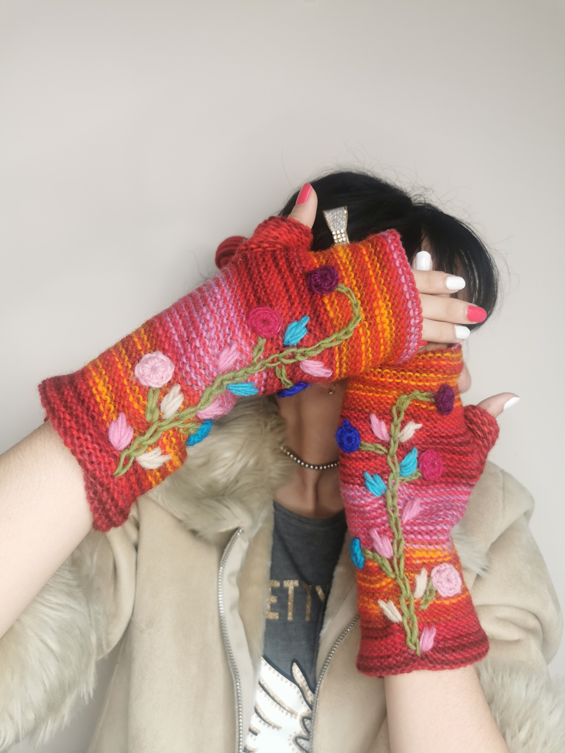 Gloves_Thin_Red Flower1